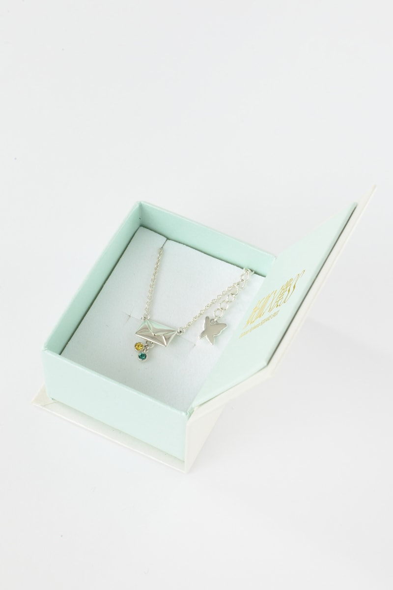 妖狐×僕SS」御狐神双熾モデルのネックレス。 (c)Cocoa Fujiwara/SQUARE