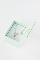 「妖狐×僕SS」御狐神双熾モデルのネックレス。 (c)Cocoa Fujiwara/SQUARE ENIX