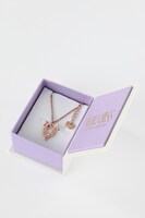 「妖狐×僕SS」夏目残夏モデルのネックレス。 (c)Cocoa Fujiwara/SQUARE ENIX