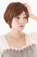 「妖狐×僕SS」夏目残夏モデルのネックレス。 (c)Cocoa Fujiwara/SQUARE ENIX