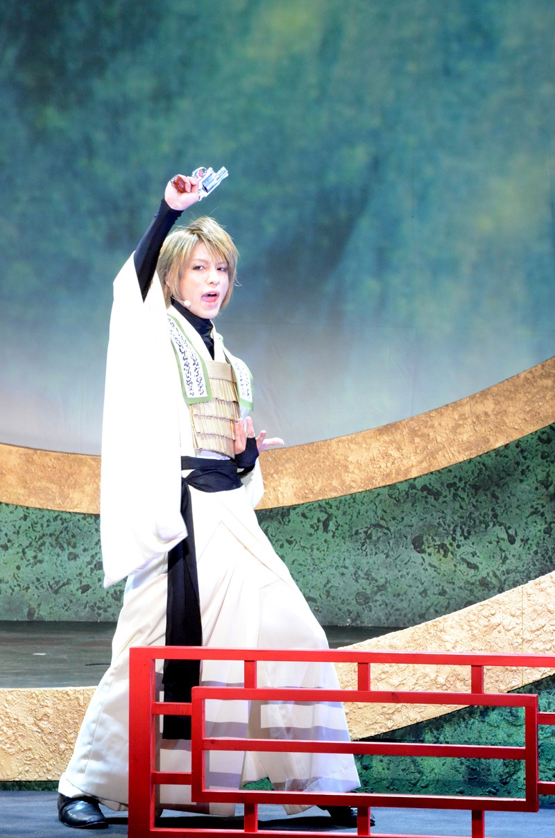 「最遊記歌劇伝 ―Burial―」より、鈴木拡樹演じる玄奘三蔵。(c)峰倉かずや・一迅社／最遊記歌劇伝公司 2014