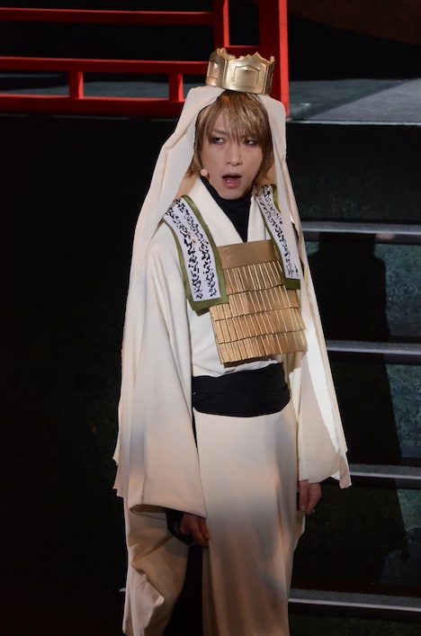「最遊記歌劇伝 ―Burial―」より、鈴木拡樹演じる玄奘三蔵。(c)峰倉かずや・一迅社／最遊記歌劇伝公司 2014