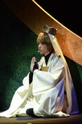 「最遊記歌劇伝 ―Burial―」より、鈴木拡樹演じる玄奘三蔵。(c)峰倉かずや・一迅社／最遊記歌劇伝公司 2014