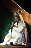 「最遊記歌劇伝 ―Burial―」より、鈴木拡樹演じる玄奘三蔵。(c)峰倉かずや・一迅社／最遊記歌劇伝公司 2014