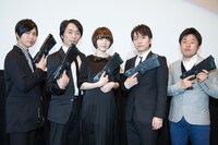 （左から）神谷浩史、関智一、花澤香菜、野島健児、塩谷直義監督。