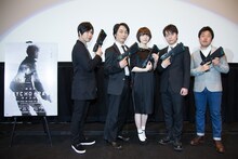 （左から）神谷浩史、関智一、花澤香菜、野島健児、塩谷直義監督。