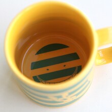 「暗殺教室 殺せんせーマグカップ」内底に殺せんせーの顔をデザイン。(c)松井優征／集英社・アニメ「暗殺教室」製作委員会