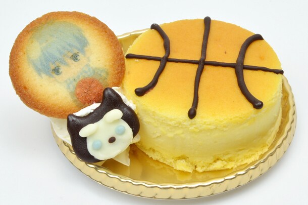 「黒子テツヤのふんわりチーズケーキ『2号も一緒です。』」(c)藤巻忠俊／集英社・黒子のバスケ製作委員会