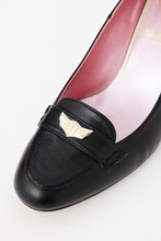 「友枝小学校制服モデルパンプス」 (c)CLAMP・ShigatsuTsuitachi CO.,LTD.／講談社