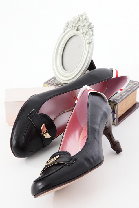 「友枝小学校制服モデルパンプス」 (c)CLAMP・ShigatsuTsuitachi CO.,LTD.／講談社