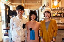 写真左よりいちろー（Vo, G）、せんせい（Vo, Key）、鳥飼茜。