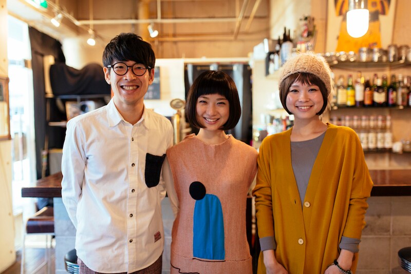 写真左よりいちろー（Vo, G）、せんせい（Vo, Key）、鳥飼茜。