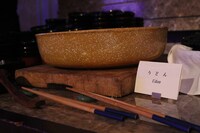 授賞式は立食パーティの形式がとられており、海外からの参加者に向けて、食べ物には英語表記の名札が添えられていた。写真はジャパニーズフードの「Udon」。