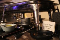 「豚の角煮 バンズを添えて」は英語で「Simmered Pork, with buns」と表記。