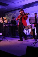 マンガの映像をバックに、ヴァイオリンやギターなどの生演奏が行われた。