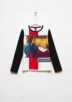 「『アスカ』プリントTシャツ」写真はメンズの黒。(c)カラー