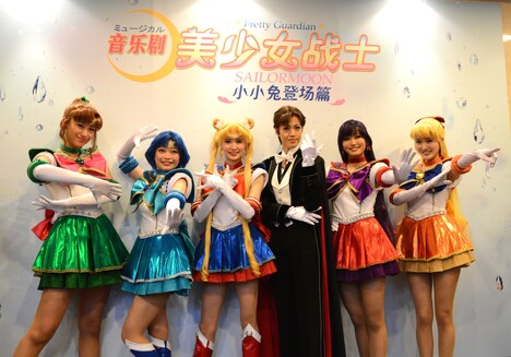 「美少女戦士セーラームーン ～Petite Etrangere～」上海公演初日に行われた囲み取材の様子。（C）武内直子・PNP／ミュージカル「美少女戦士セーラームーン」製作委員会2014