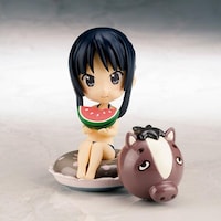 「ちょこると けいおん！」より秋山澪。「アニまるっ！」限定特典のビーチボール付き。(c)かきふらい・芳文社／桜高軽音部