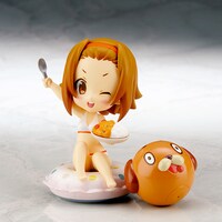 「ちょこると けいおん！」より田井中律。「アニまるっ！」限定特典のビーチボール付き。(c)かきふらい・芳文社／桜高軽音部