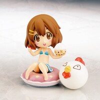 「ちょこると けいおん！」より平沢唯。「アニまるっ！」限定特典のビーチボール付き。(c)かきふらい・芳文社／桜高軽音部