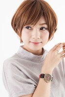 エドワードモデルの腕時計の着用イメージ。(c)Hiromu Arakawa/SQUARE ENIX