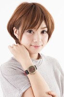 エドワードモデルの腕時計の着用イメージ。(c)Hiromu Arakawa/SQUARE ENIX