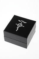 エドワードモデルの腕時計。(c)Hiromu Arakawa/SQUARE ENIX