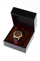 エドワードモデルの腕時計。(c)Hiromu Arakawa/SQUARE ENIX