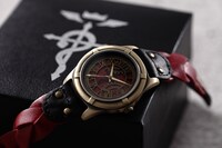 エドワードモデルの腕時計。(c)Hiromu Arakawa/SQUARE ENIX