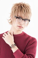 エドワードモデルの腕時計の着用イメージ。(c)Hiromu Arakawa/SQUARE ENIX