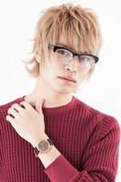 エドワードモデルの腕時計の着用イメージ。(c)Hiromu Arakawa/SQUARE ENIX