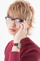 エドワードモデルの腕時計の着用イメージ。(c)Hiromu Arakawa/SQUARE ENIX