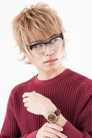 エドワードモデルの腕時計の着用イメージ。(c)Hiromu Arakawa/SQUARE ENIX