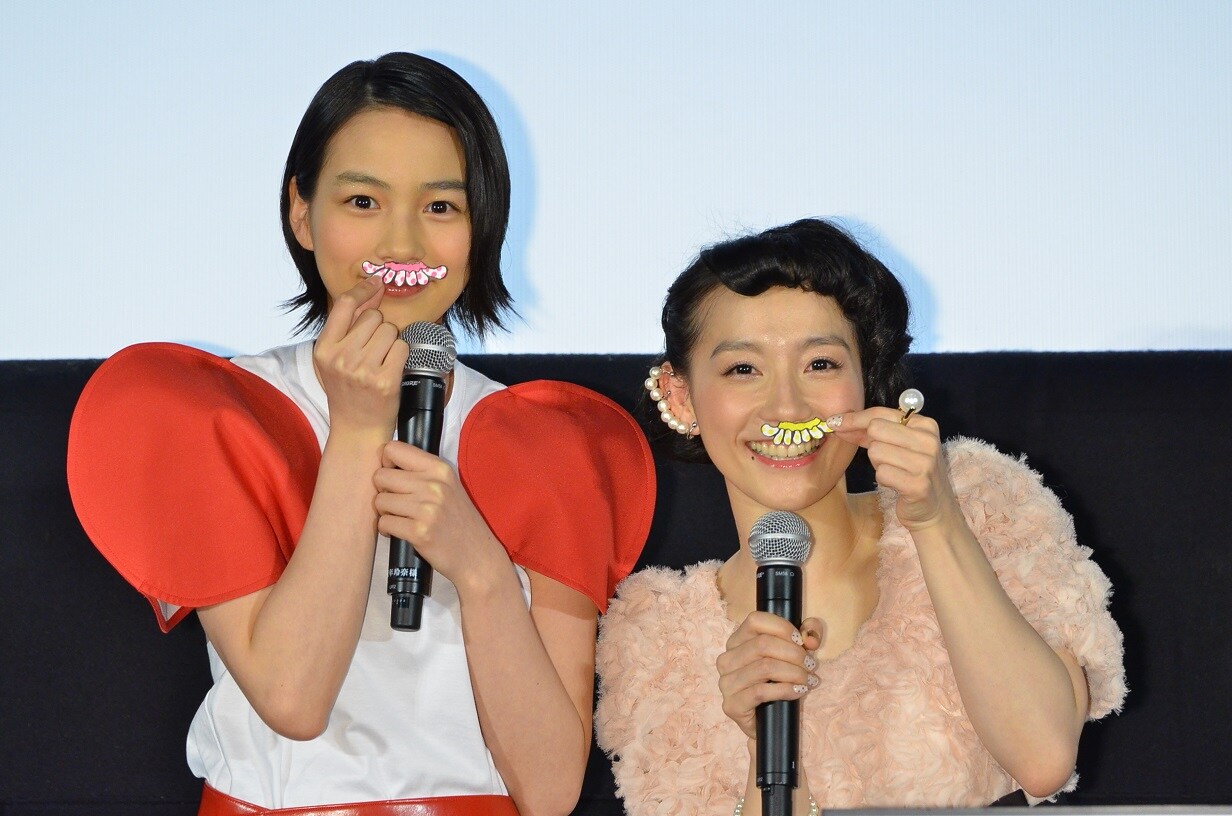 自作の「くらげひげ」を着用した能年玲奈、篠原ともえ。