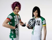 左から山本侑平演じる待宮栄吉、松本祐一演じる井尾谷諒。(c)渡辺航(週刊少年チャンピオン)2008/弱虫ペダル製作委員会2013 (c)渡辺航(週刊少年チャンピオン)/マーベラス、東宝、ディー・バイ・エル・クリエイション