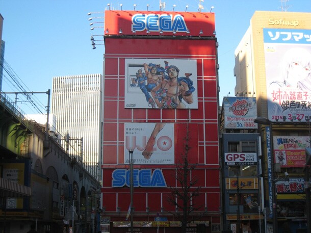 セガ秋葉原1号館の壁面に掲出されている、東方定助の描き下ろしイラスト。