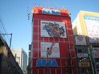 セガ秋葉原1号館の壁面に掲出されている、東方定助の描き下ろしイラスト。