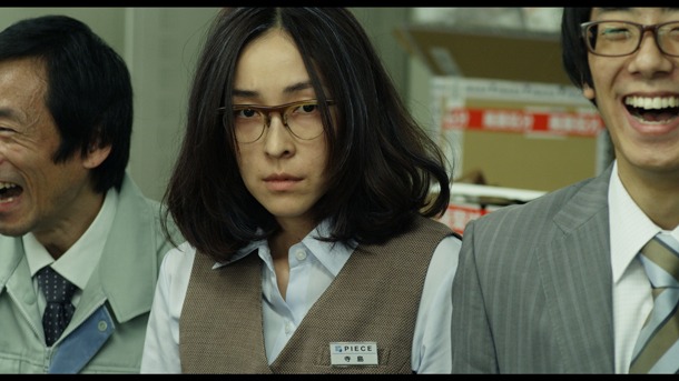 映画「ラブ＆ピース」で寺島裕子役を演じる麻生久美子。(c)「ラブ＆ピース」製作委員会
