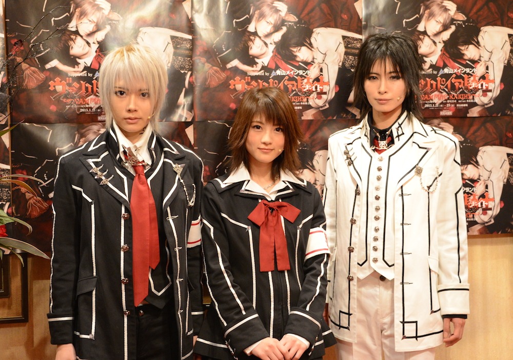 写真左よりルウト、若月佑美、AKIRA。