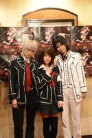 写真左よりルウト、若月佑美、AKIRA。