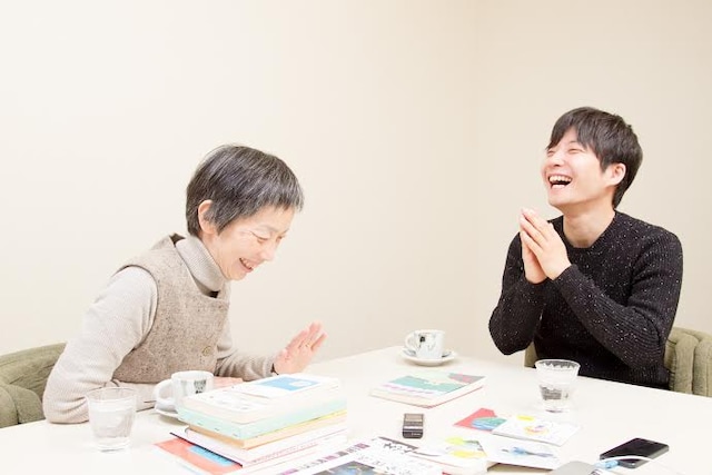 対談風景。左が高野文子、右が星野源。