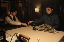 映画「繕い裁つ人」より、市江と藤井の微妙な距離感が感じ取れるシーン。(c)2015 池辺葵／講談社・「繕い裁つ人」製作委員会