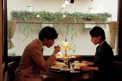 映画「繕い裁つ人」より、チーズケーキを食べるシーン。(c)2015 池辺葵／講談社・「繕い裁つ人」製作委員会