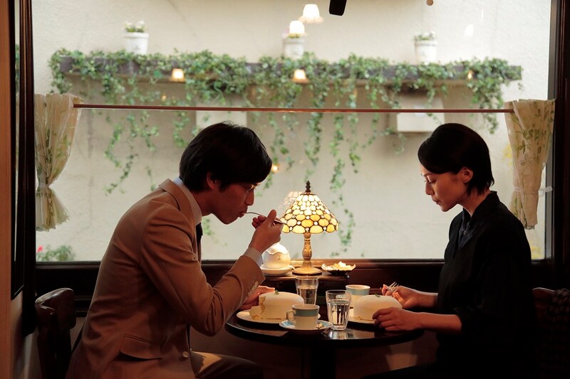 映画「繕い裁つ人」より、チーズケーキを食べるシーン。(c)2015 池辺葵／講談社・「繕い裁つ人」製作委員会