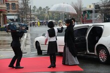 袴姿で現れたHYDE。