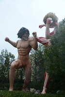 等身大で再現された巨人エレンと、女型の巨人。