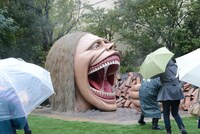 エレンの母親を補食した巨人の記念撮影コーナー。