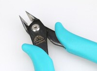 ニッパーの刃の部分にある刻印。(c)吉崎観音／角川書店・サンライズ・テレビ東京・NAS・BV (c)Project NIPAKO