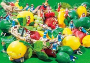 「みんなのフチ子」からFIGRAPHIX作「フチ子 on Fake Fruits Paradise」。(c)タナカカツキ／KITAN CLUB