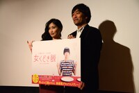 （左から）峰なゆかと森谷雄プロデューサー。